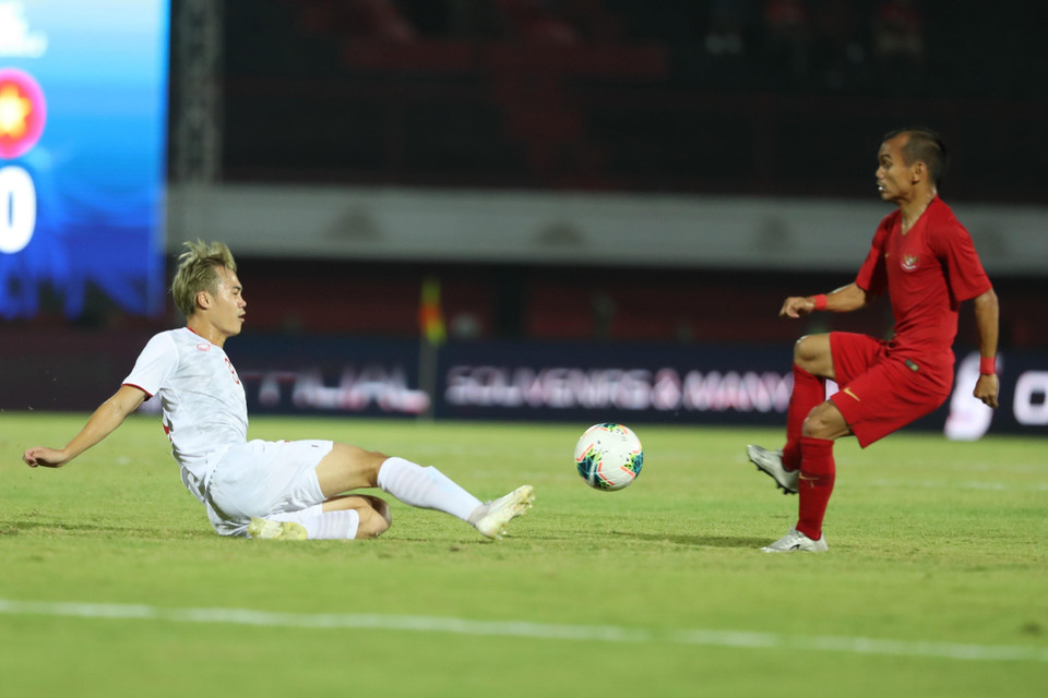 Văn Toàn gây khó khăn không nhỏ cho hậu vệ Indonesia. (Ảnh: Hoàng Linh/TTXVN)