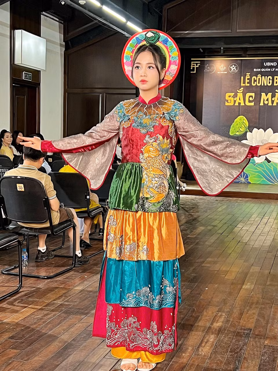 Các thiết kế đều lấy cảm hứng từ vẻ đẹp tinh tế, đa dạng của các di sản văn hóa truyền thống, với mong muốn mang đến cho công chúng một bức tranh đa sắc đậm tinh thần nghệ thuật, nơi mà thời trang và di sản giao hòa để tạo nên những khoảnh khắc ấn tượng khó quên. (Ảnh: Mai Mai/Vietnam+)