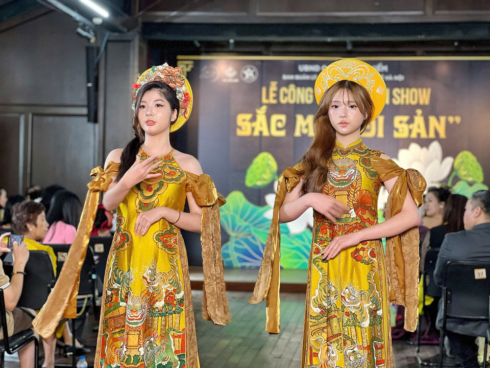 Với show diễn "Sắc màu di sản," hà thiết kế Châu Loan cho biết sẽ giới thiệu tới công chúng Thủ đô bộ sưu tập áo dài “Nét xưa.” Nhà thiết kế Vinh Quang sẽ trình diễn bộ sưu tập áo dài thổ cẩm “Non cao,” và nhà thiết kế Hằng Nguyễn sẽ ra mắt bộ sưu tập áo dài “Hoa sen.” (Ảnh: Mai Mai/Vietnam+)