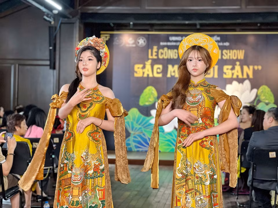 Với show diễn "Sắc màu di sản," hà thiết kế Châu Loan cho biết sẽ giới thiệu tới công chúng Thủ đô bộ sưu tập áo dài “Nét xưa.” Nhà thiết kế Vinh Quang sẽ trình diễn bộ sưu tập áo dài thổ cẩm “Non cao,” và nhà thiết kế Hằng Nguyễn sẽ ra mắt bộ sưu tập áo dài “Hoa sen.” (Ảnh: Mai Mai/Vietnam+)