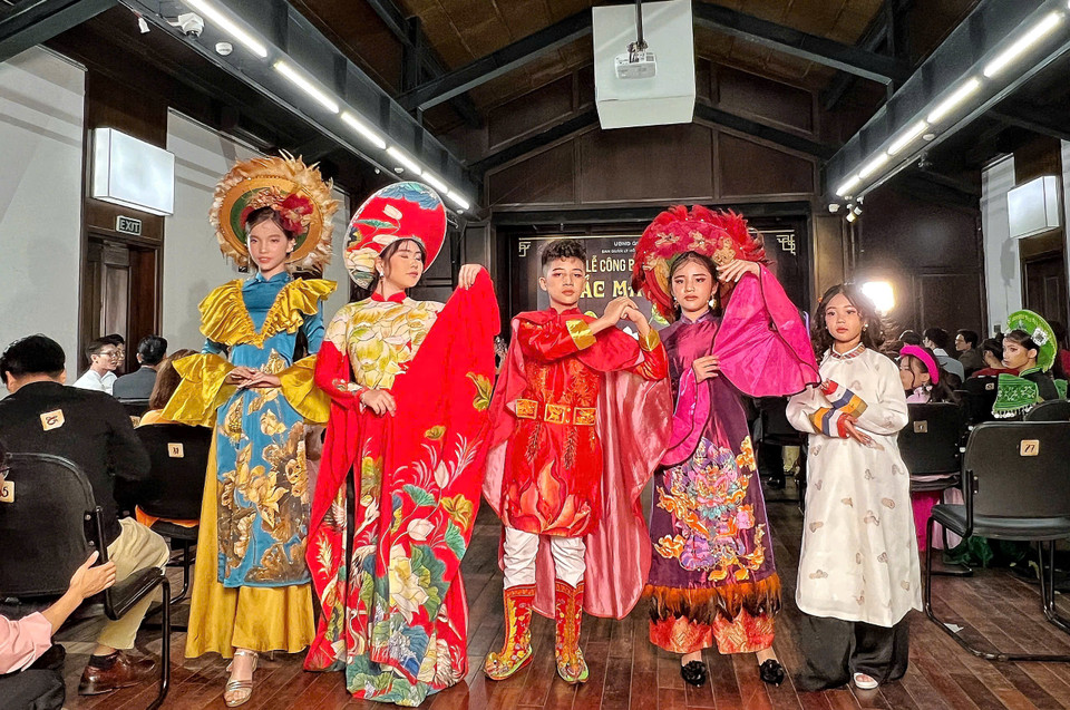 Show diễn không chỉ quy tụ dàn mẫu chuyên nghiệp mà còn có sự tham gia các em học sinh trường Việt-Úc. (Ảnh: Mai Mai/Vietnam+)