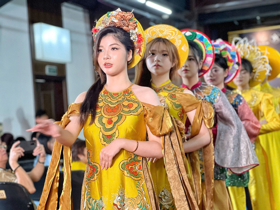 Fashion show “Sắc màu di sản” là một sự kiện đặc biệt, nhằm tôn vinh và giới thiệu các giá trị văn hóa truyền thống Việt Nam thông qua thời trang, sẽ diễn ra vào 19 giờ, ngày 16/11, tại không gian nhà cổ 22 Hàng Buồm, quận Hoàn Kiếm, Hà Nội. (Ảnh: Mai Mai/Vietnam+)