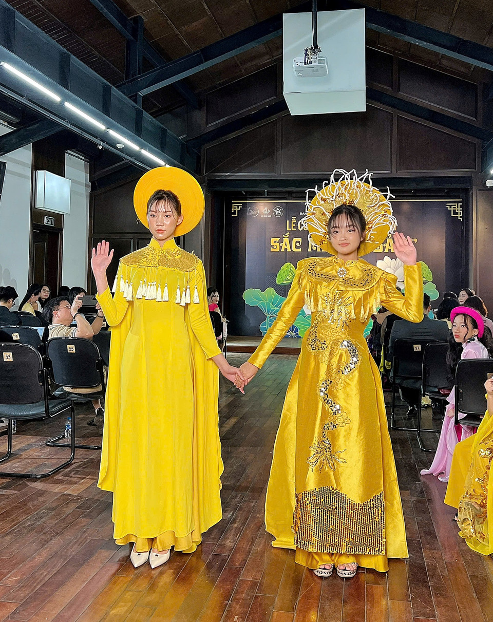 “Những họa tiết hoa văn truyền thống như cá chép hóa rồng, rồng, lân, phượng, chim công, hoa sen đều được chúng tôi vẽ tay và đính kết thủ công tỉ mỉ. Đây là phong cách thiết kế cổ điển nhưng vẫn giữ được nét truyền thống của tà áo dài Việt Nam,” nhà thiết kế Châu Loan chia sẻ. (Ảnh: Mai Mai/Vietnam+)