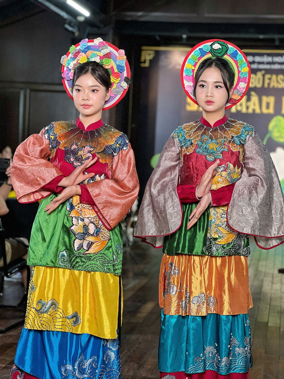 Nhà thiết kế Châu Loan cho biết bộ sưu tập “Nét Xưa” là bộ sưu tập áo dài nghệ thuật vẽ tay, lấy cảm hứng từ vẻ đẹp truyền thống của tà áo dài Việt Nam, pha trộn tinh hoa văn hóa và những giá trị cổ xưa của dân tộc. (Ảnh: Mai Mai/Vietnam+)