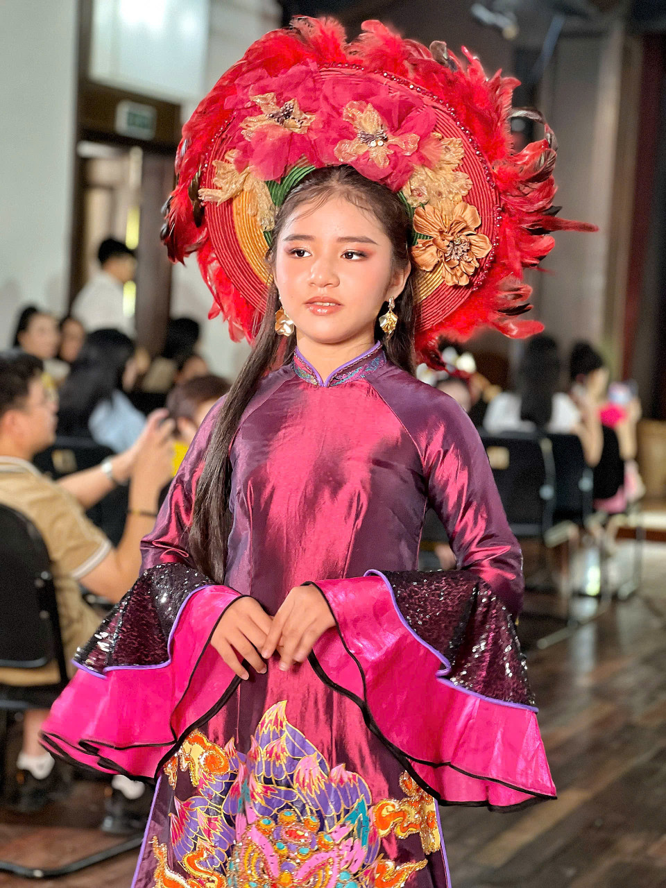 Mỗi bộ sưu tập sẽ là một câu chuyện về di sản văn hóa, thể hiện qua từng đường kim mũi chỉ, từng chất liệu đặc trưng. (Ảnh: Mai Mai/Vietnam+)