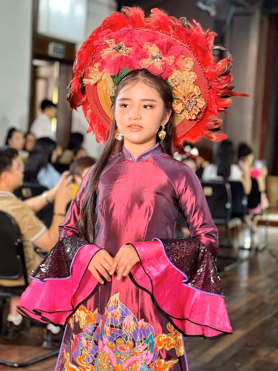 Mỗi bộ sưu tập sẽ là một câu chuyện về di sản văn hóa, thể hiện qua từng đường kim mũi chỉ, từng chất liệu đặc trưng. (Ảnh: Mai Mai/Vietnam+)