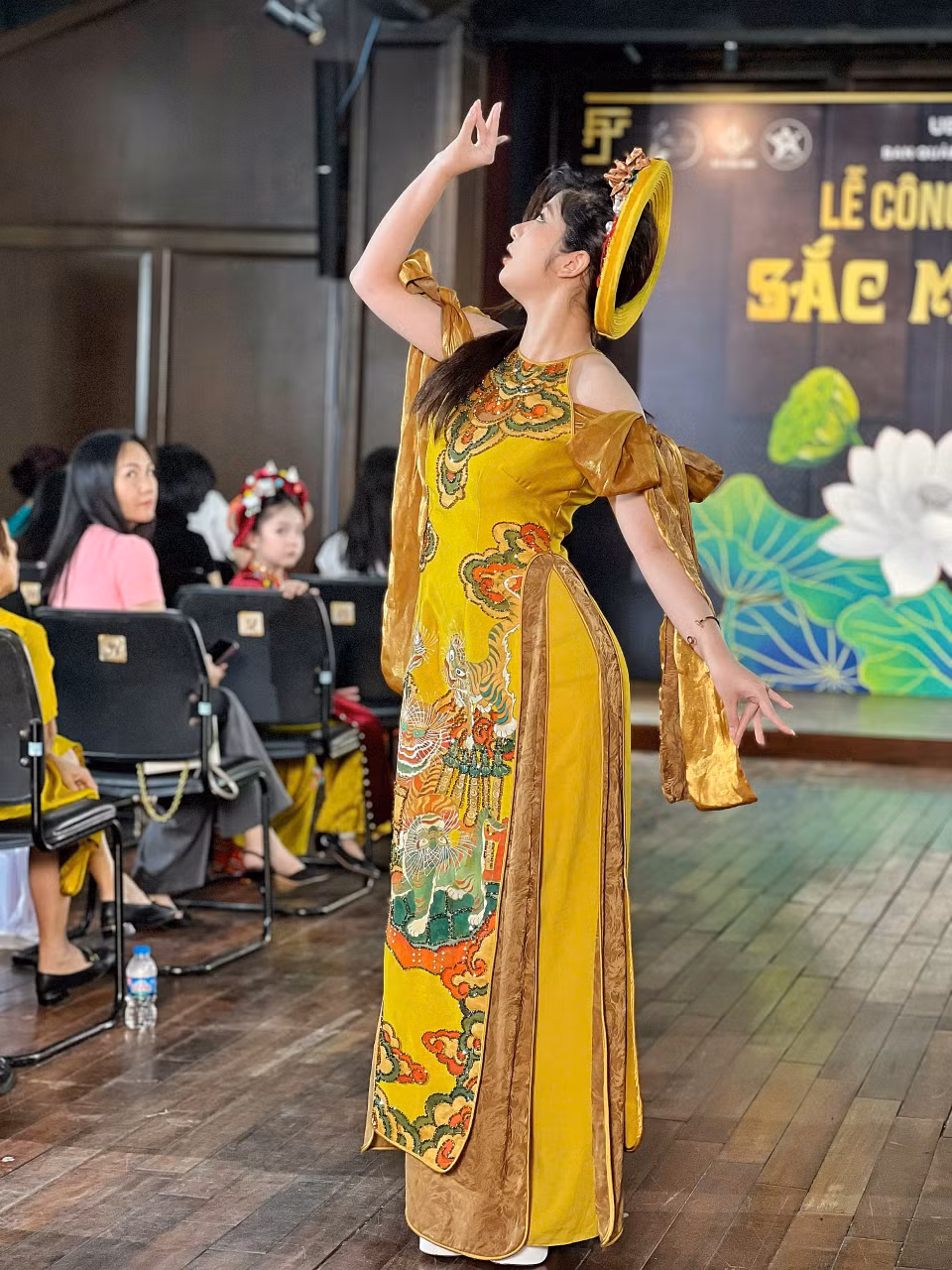 Đây là một trong những hoạt động nằm trong chương trình Lễ hội Thiết kế Sáng tạo Hà Nội và Kỷ niệm 19 năm Ngày Di sản Văn hóa Việt Nam, do Ban quản lý Hồ Hoàn Kiếm và phố cổ Hà Nội phối hợp cùng Công ty Cổ phần Media Tân Thành An tổ chức. (Ảnh: Mai Mai/Vietnam+)