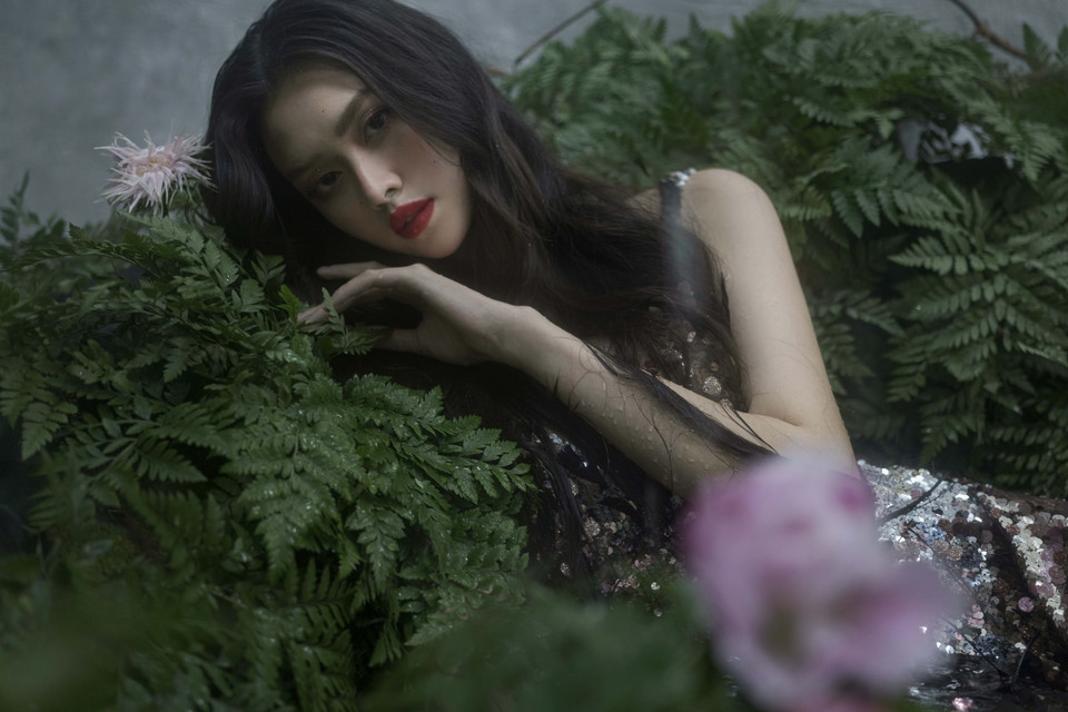 Thử sức với tạo hình mới mẻ, Á hậu Tường San xuất hiện đầy ấn tượng trong bối cảnh ma mị. (Ảnh: CTV/Vietnam+)