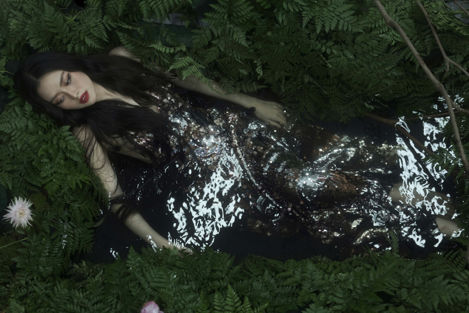 Bối cảnh thiên nhiên càng giúp tạo hình của Tường San trở nên nổi bật và quyến rũ hơn bao giờ hết. Được biết cô đã phải ngâm mình trong nước hàng giờ đồng hồ để tạo nên những shoot hình ấn tượng. (Ảnh: CTV/Vietnam+)