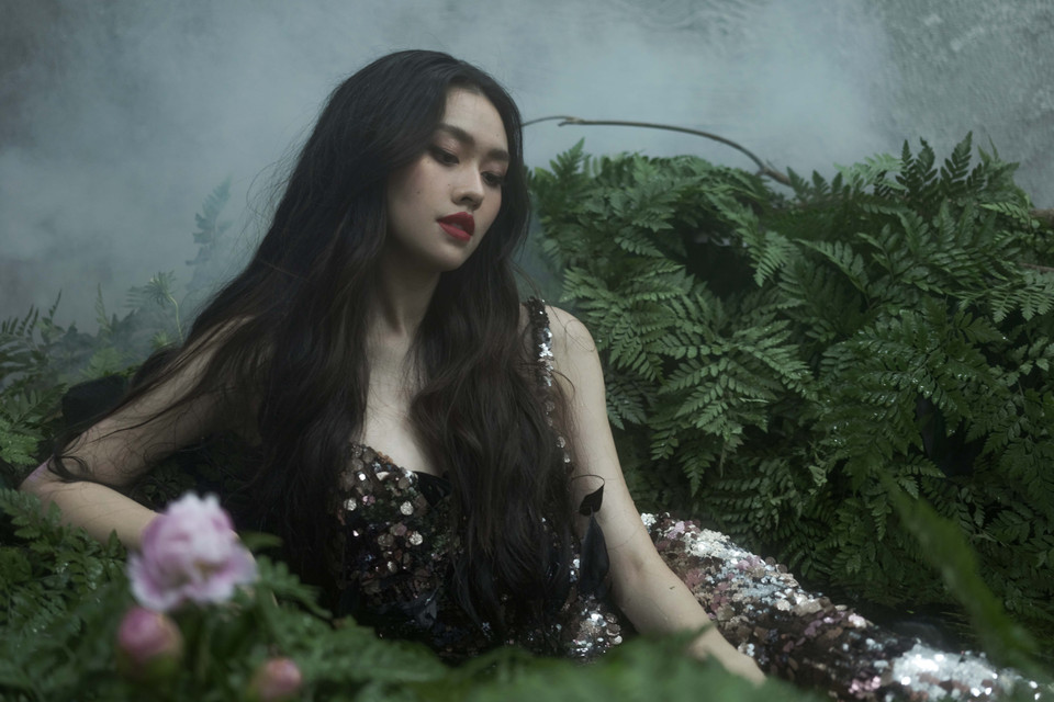 Tuy không phải lần đầu dùng son đỏ làm chủ đạo khi chụp hình, nhưng lần này Tường San đã thành công khi thể hiện một hình ảnh trưởng thành hơn sau 2 năm giữ ngôi vị Á hậu. (Ảnh: CTV/Vietnam+)