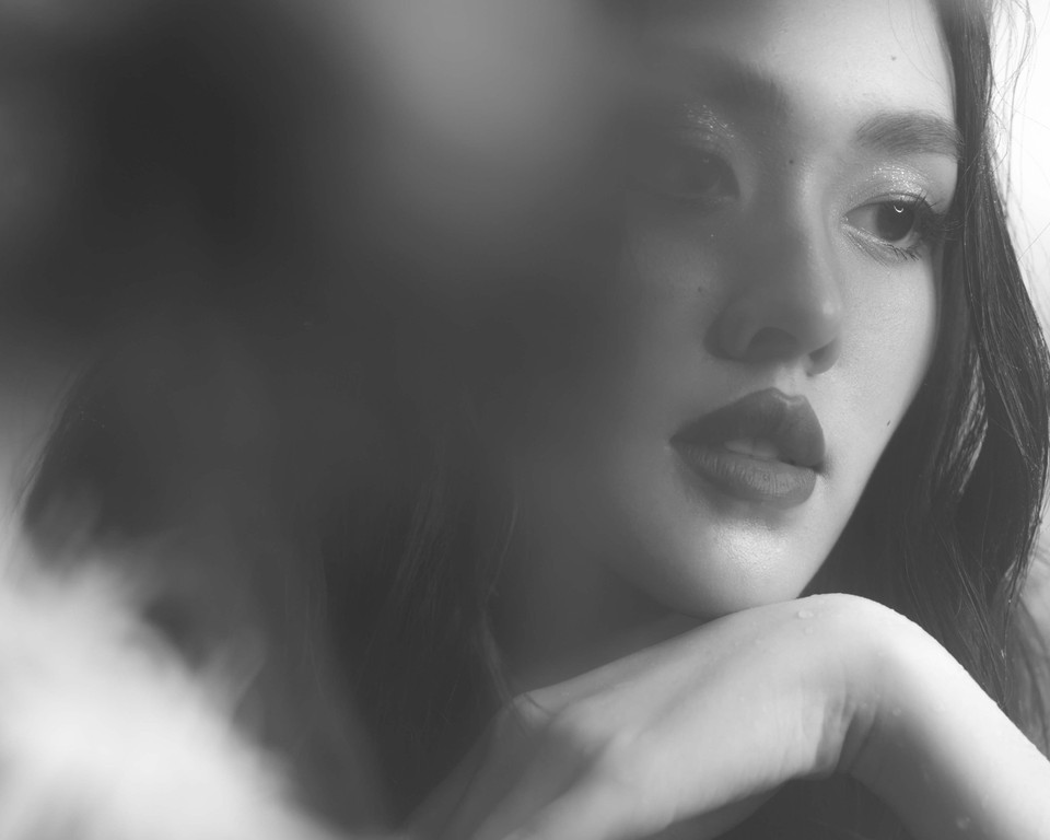 Vốn được biết đến là nàng hậu chuộng những bộ cánh bay bổng nữ tính, nhưng thời trang của Tường San trong bộ ảnh lần này đã để lại ấn tượng khác biệt. (Ảnh: CTV/Vietnam+)