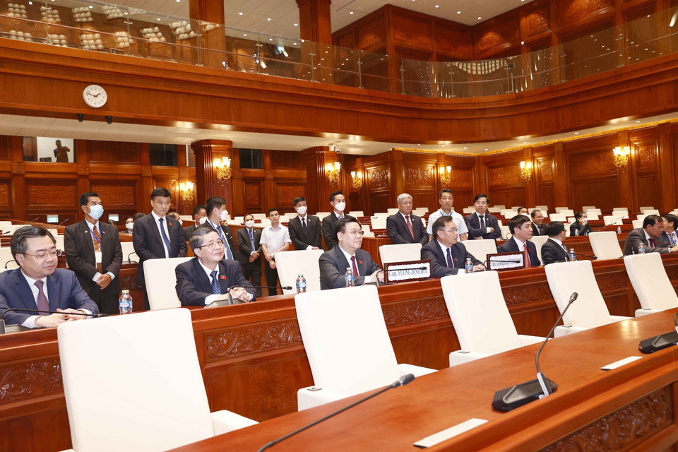 Chủ tịch Quốc hội Vương Đình Huệ và Chủ tịch Quốc hội Lào Saysomphone Phomvihane tại Nhà Quốc hội Lào. (Ảnh: Doãn Tấn/TTXVN)