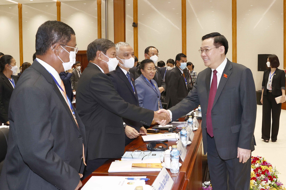 Chủ tịch Quốc hội Vương Đình Huệ với các đại biểu. (Ảnh: Doãn Tấn/TTXVN)