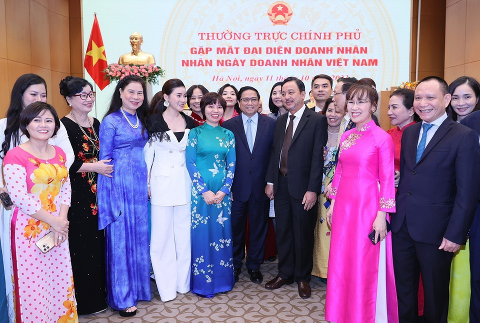 Thủ tướng Phạm Minh Chính với đại diện doanh nhân Việt Nam. (Ảnh: Dương Giang/TTXVN)