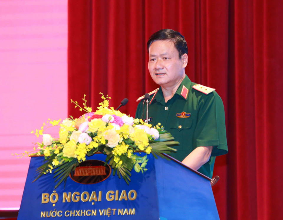 Trung tướng Nguyễn Văn Đức, Cục trưởng Cục Tuyên huấn, Tổng cục Chính trị Quân đội Nhân dân Việt Nam phát biểu tại hội nghị. (Ảnh: Phương Hoa/TTXVN)