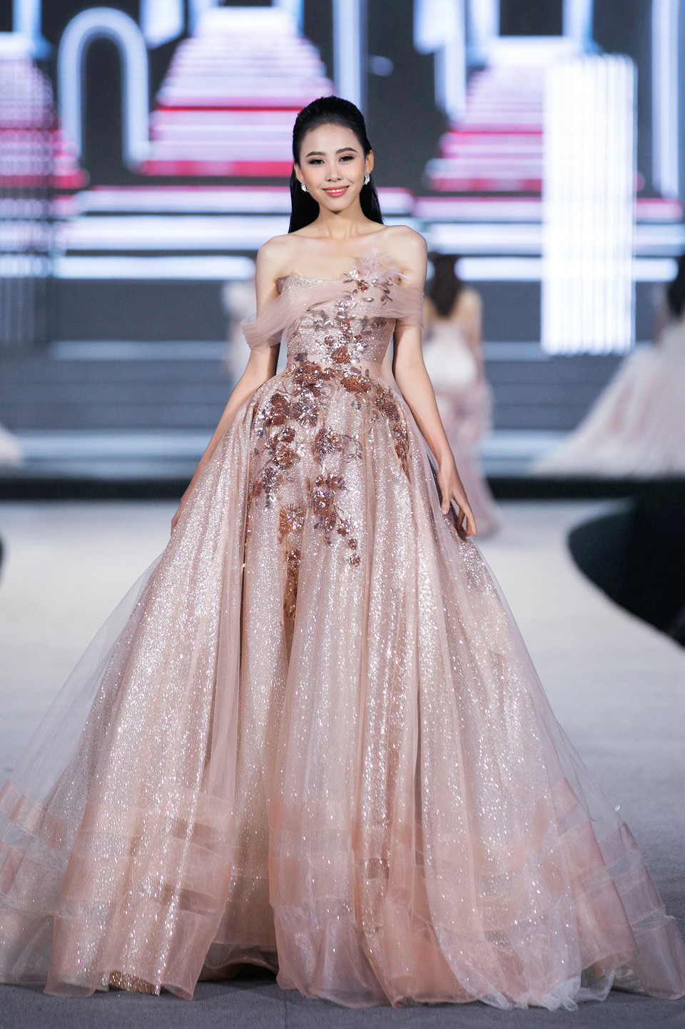 Một trong những thách thức lớn nhất của các thí sinh Miss World Vietnam 2022 chính là bộ sưu tập ‘Colors of The Wind’ của nhà thiết kế Phạm Đăng Anh Thư. (Ảnh: CTV/Vietnam+)