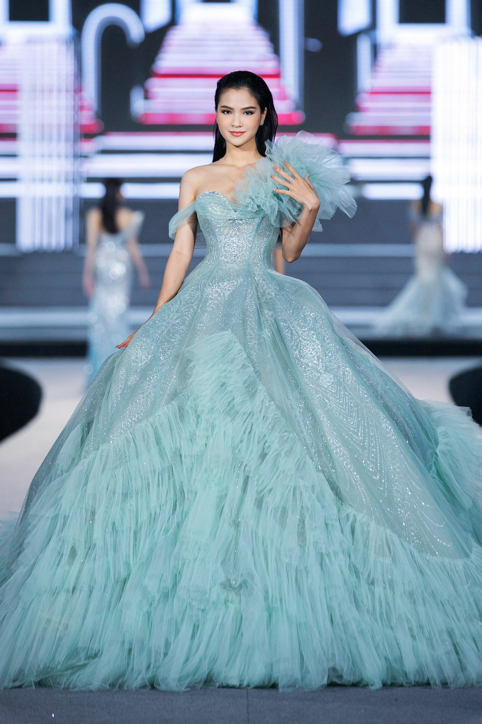 Mặc dù phải khoác lên mình những trang phục nặng ký nhưng các em vẫn miệt mài tập luyện với hy vọng có thể truyền tải hết vẻ đẹp trong từng thiết kế đến khán giả. (Ảnh: CTV/Vietnam+)