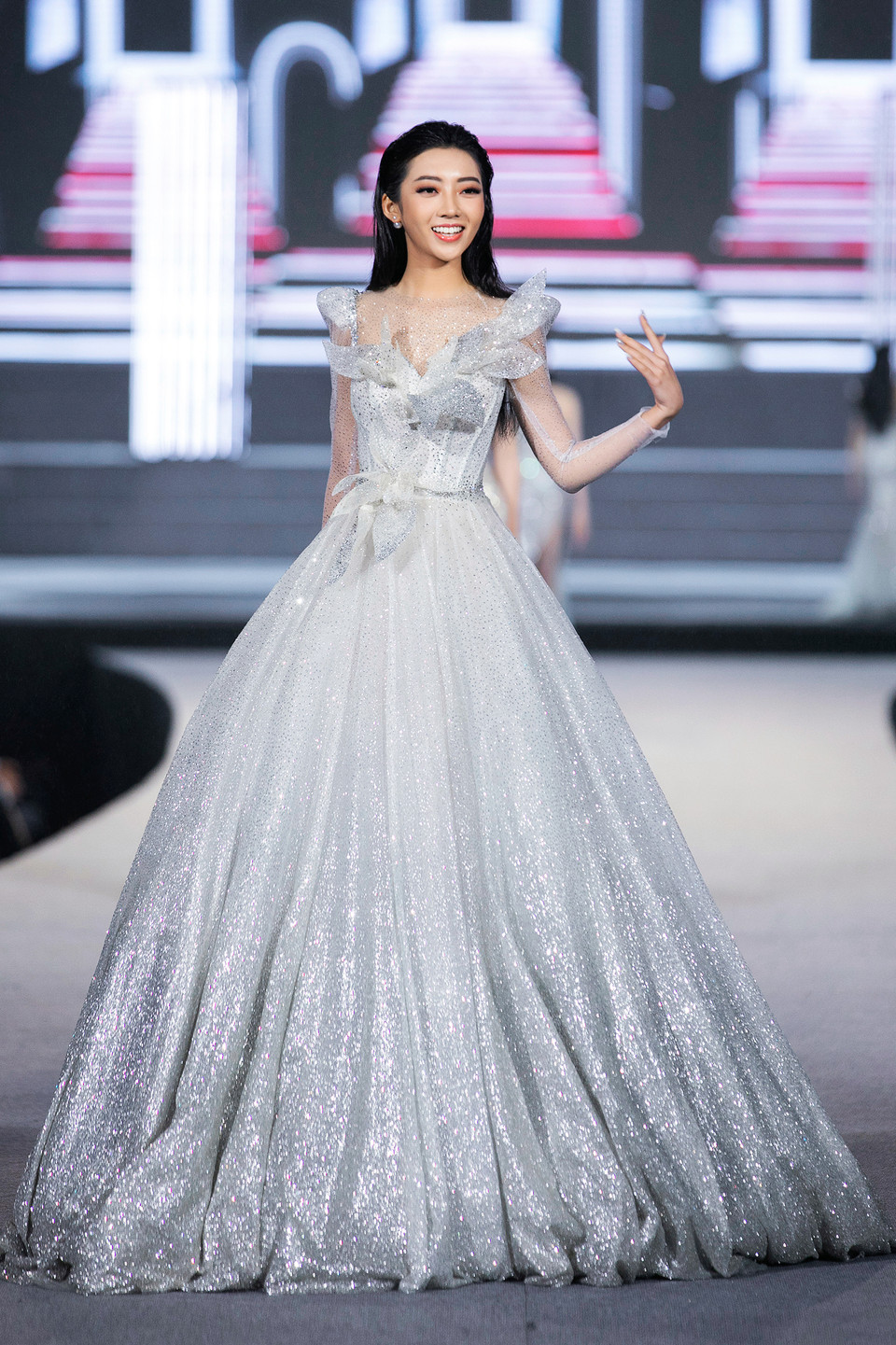 Chất liệu vải satin ánh kim sa thực sự khiến người mặc nổi bật dưới ánh đèn sân khấu. (Ảnh: CTV/Vietnam+)