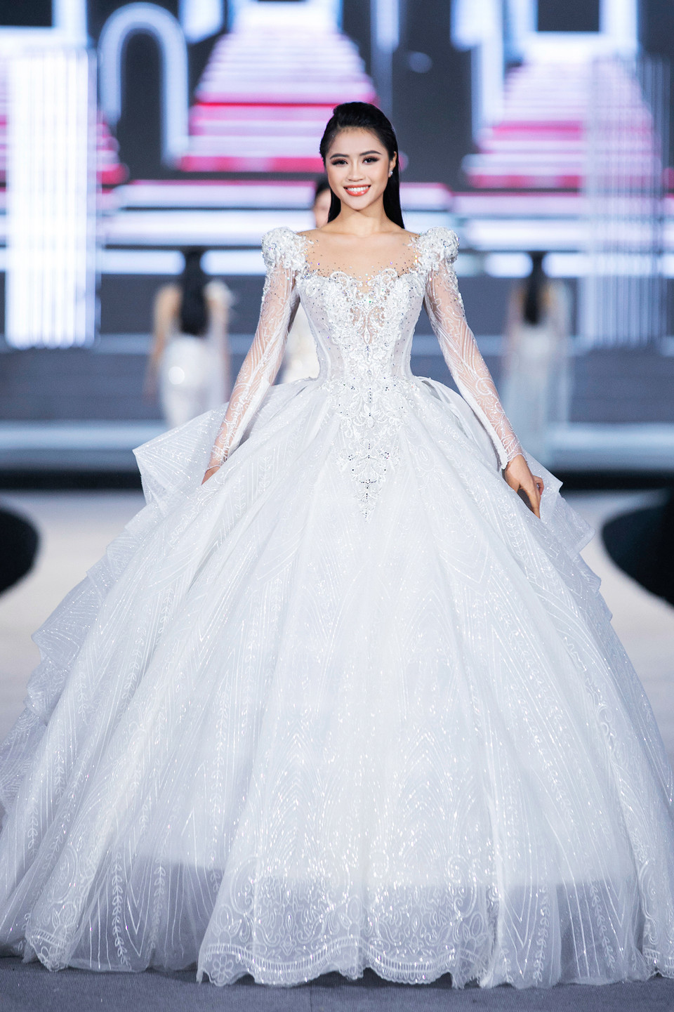 Những thiết kế đầm dạ hội có phom dáng... hoành tráng. (Ảnh: CTV/Vietnam+)