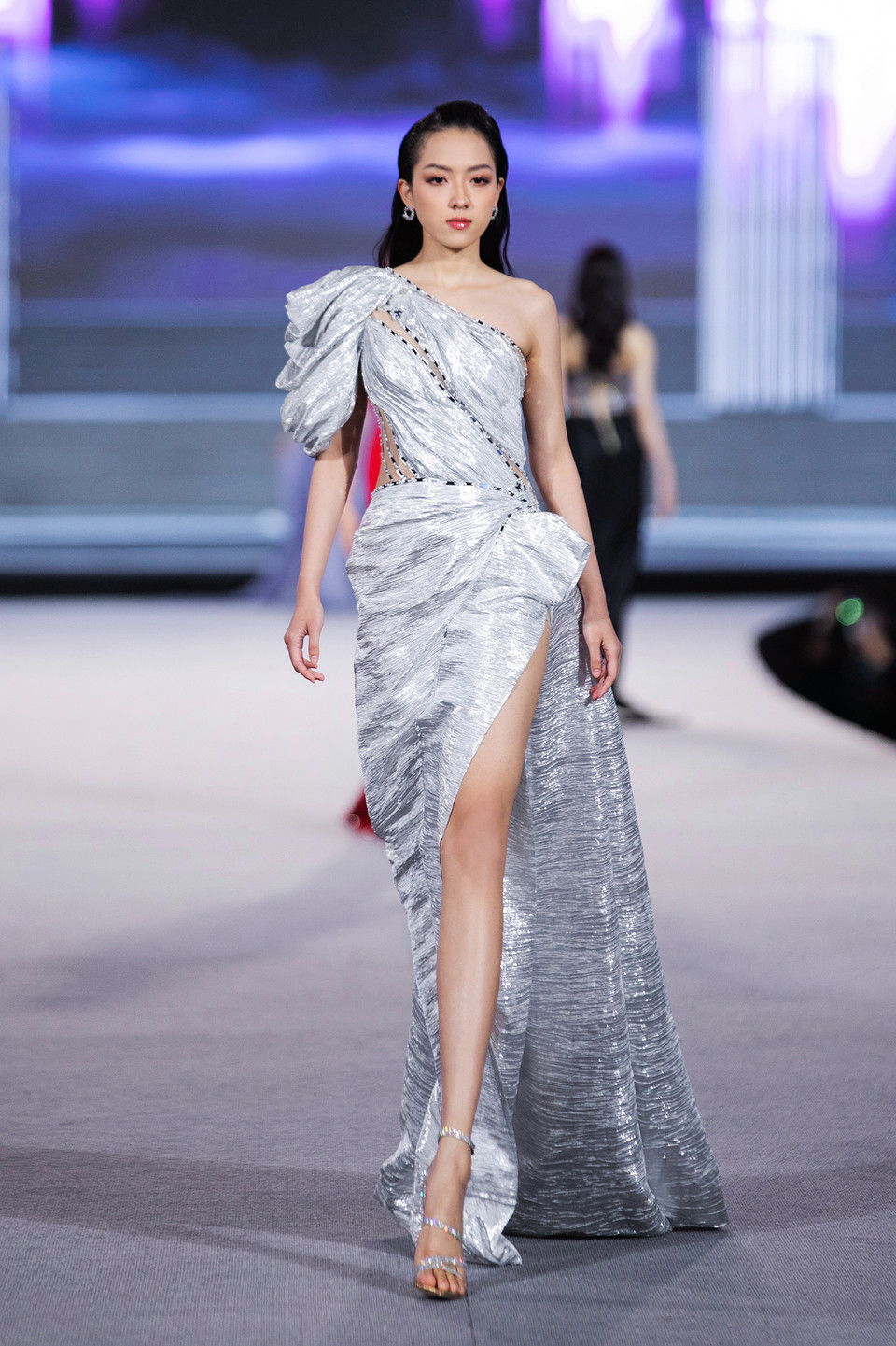 Mẫu thiết kế trong bộ sưu tập ‘Hương’ của nhà thiết kế Nguyễn Minh Tuấn. (Ảnh: CTV/Vietnam+)