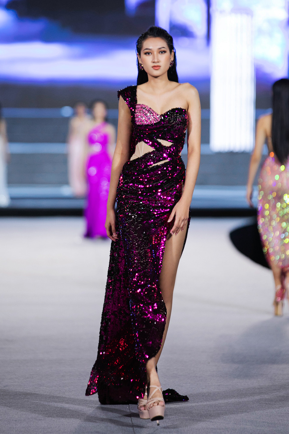 Những thiết kế giúp người mặc tự tin khoe trọn đường cong quyến rũ cơ thể. (Ảnh: CTV/Vietnam+)