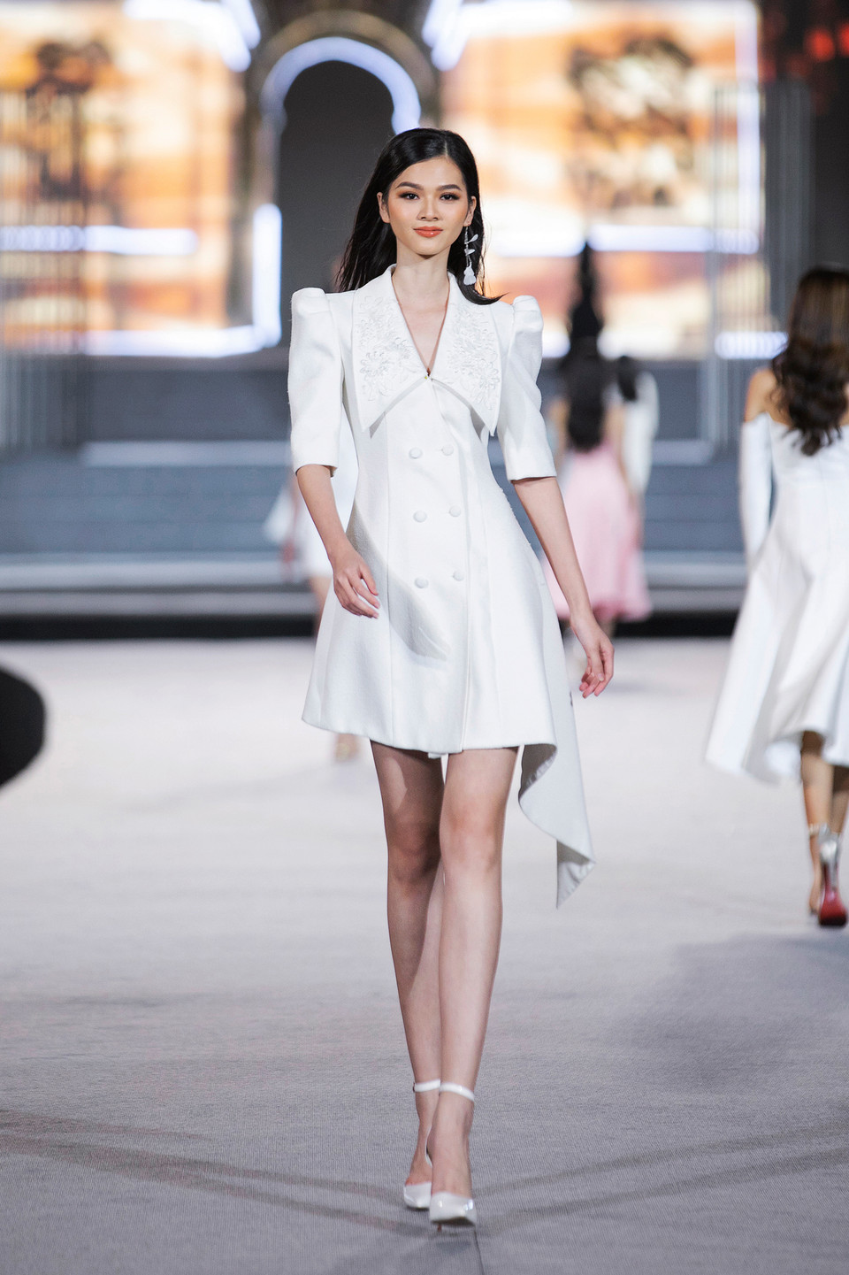 Mẫu thiết kế trong bộ sưu tập ‘Savour Des Paris’ của nhà thiết kế Lê Ngọc Lâm. (Ảnh: CTV/Vietnam+)