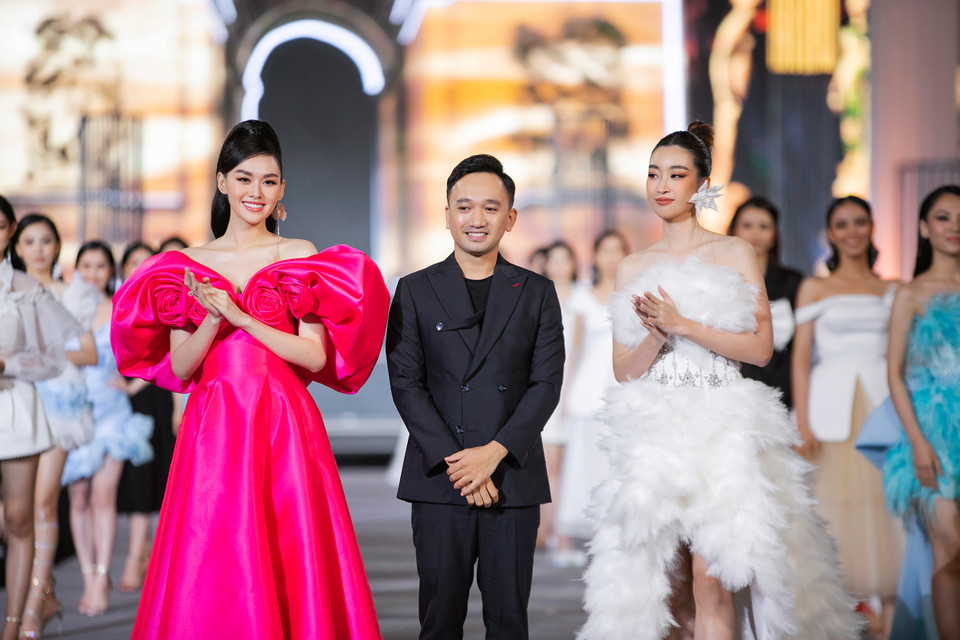 Cuối tuần qua, đêm diễn đầu tiên của chương trình thời trang Vietnam Beauty Fashion Fest đã diễn ra tại Thái Nguyên với màn hội tụ của dàn nhan sắc đình đám là các hoa hậu, á hậu. (Ảnh: CTV/Vietnam+)
