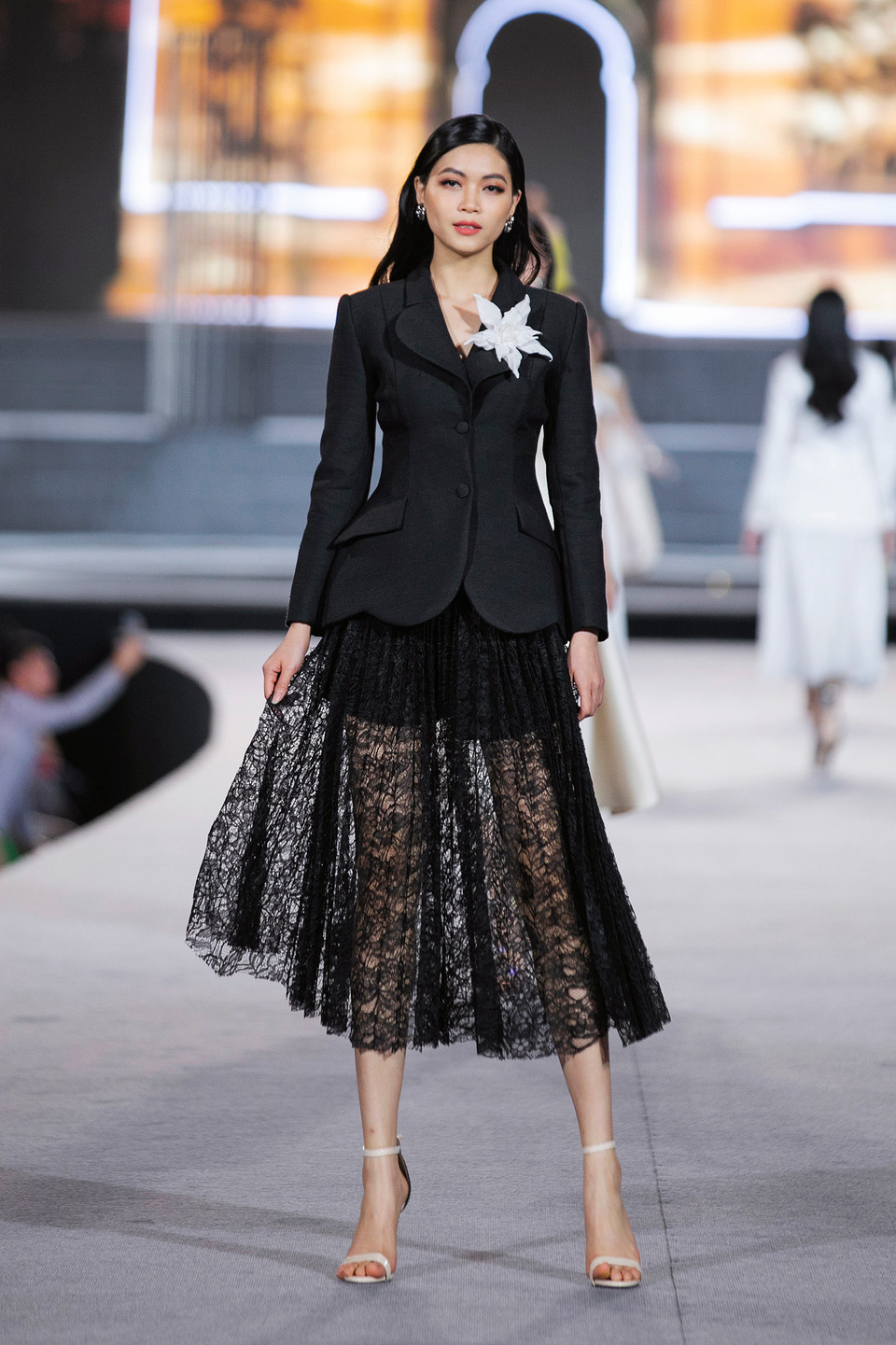 Đêm diễn đầu tiên của chuỗi chương trình này là sự góp mặt của 3 nhà thiết kế: Lê Ngọc Lâm, Tùng Vũ, Nguyễn Minh Tuấn. (Ảnh: CTV/Vietnam+)