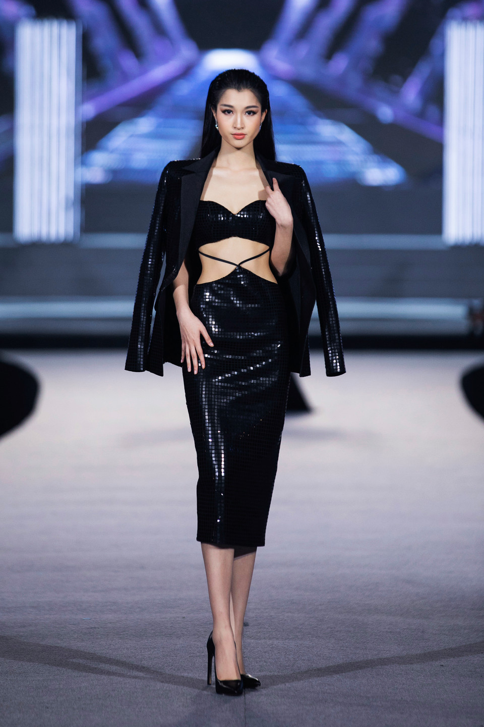 Mỗi nhà thiết kế đều mang đến bộ sưu tập có sắc màu cá tính riêng, được dàn dựng và trình diễn phù hợp với thông điệp mà nhà tạo mốt mang đến, tạo nên một ‘bữa tiệc thời trang’ thịnh soạn chiêu đãi khán giả. (Ảnh: CTV/Vietnam+)