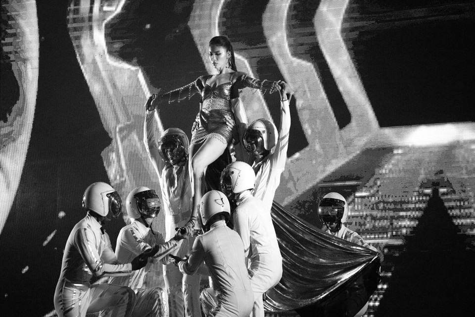  Siêu mẫu Minh Tú xuất hiện ấn tượng giữa ‘không gian vũ trụ.' (Ảnh: CTV/Vietnam+)