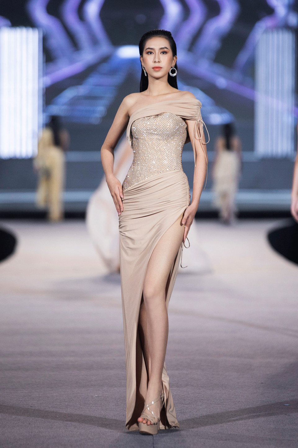 Bộ sưu tập có màu sắc đa dạng, từ tông màu nude nhẹ nhàng... (Ảnh: CTV/Vietnam+)