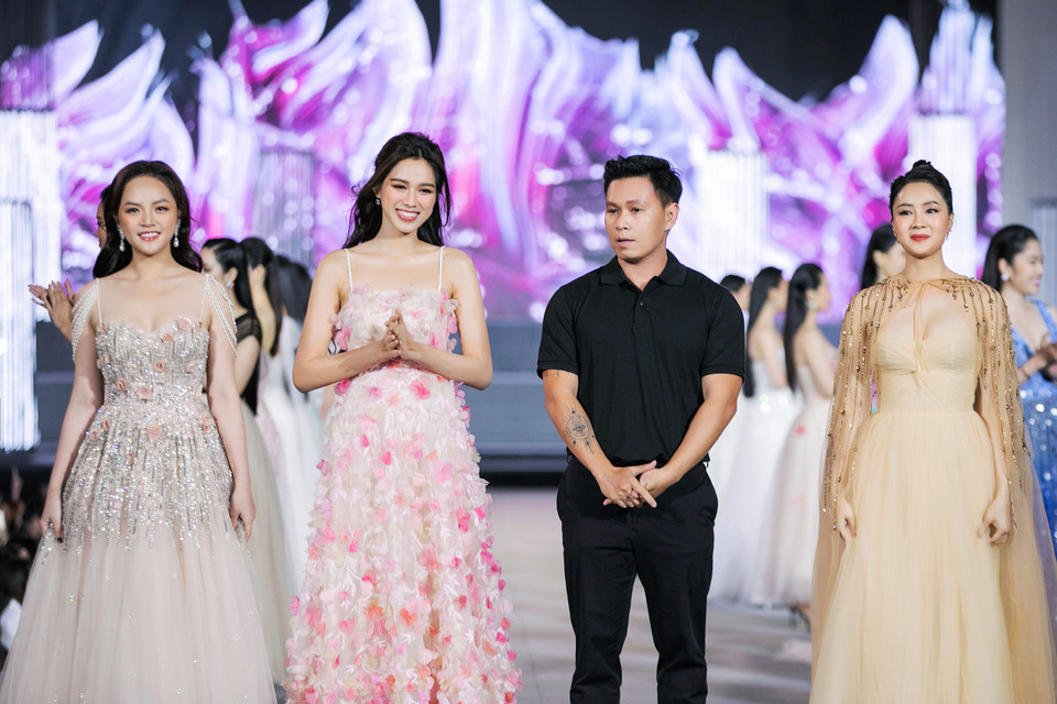 Mẫu thiết kế trong bộ sưu tập 'Vẻ đẹp bất tận’ của nhà thiết kế Tùng Vũ. (Ảnh: CTV/Vietnam+)