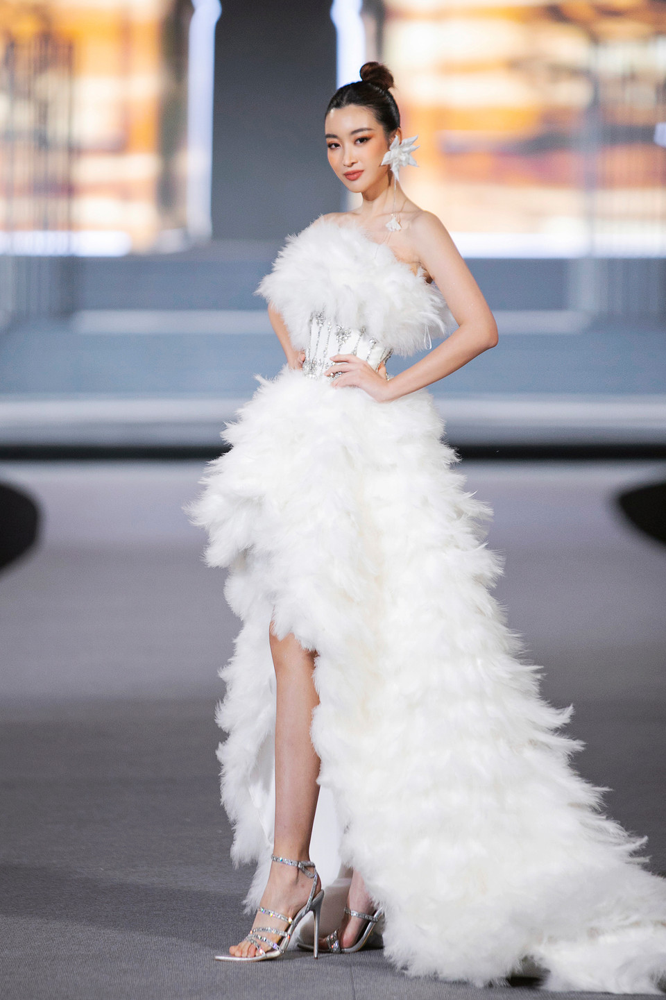 Cùng với Tường San, Hoa hậu Đỗ Mỹ Linh trong vai trò vedette của bộ sưu tập 'Savour Des Paris’ cũng không kém phần rạng ngời. Hoa hậu Việt Nam 2016 xuất hiện trên sân khấu với trang phục dạ hội trắng được đính kết lông vũ tỉ mỉ cùng với những chú chim bồ câu đã tạo nên một hiệu ứng vô cùng bắt mắt và ấn tượng. (Ảnh: CTV/Vietnam+)