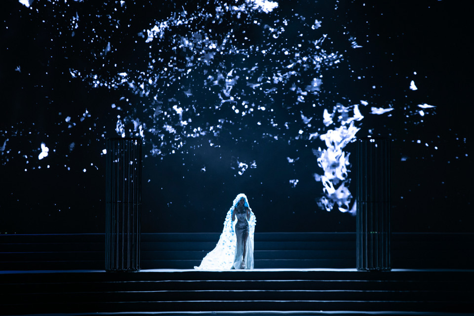 Trong bộ sưu tập ‘Hương’ của nhà thiết kế Nguyễn Minh Tuấn, bên cạnh màn trình diễn của top 64 vòng chung khảo toàn quốc Miss World Vietnam 2022, còn có sự xuất hiện của Hoa hậu Thùy Tiên cùng Á hậu Ngọc Thảo với hai vị trí quan trọng. (Ảnh: CTV/Vietnam+)