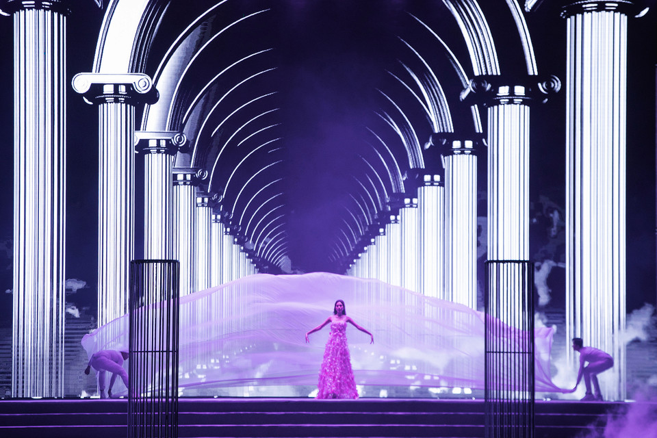 Phần thi của các thí sinh trong bộ sưu tập ‘Vẻ đẹp bất tận’ của nhà thiết kế Tùng Vũ được dẫn dắt trong âm thanh violin do nghệ sỹ Hoàng Rob độc tấu trên nền không gian châu Âu đầy sang trọng. (Ảnh: CTV/Vietnam+)