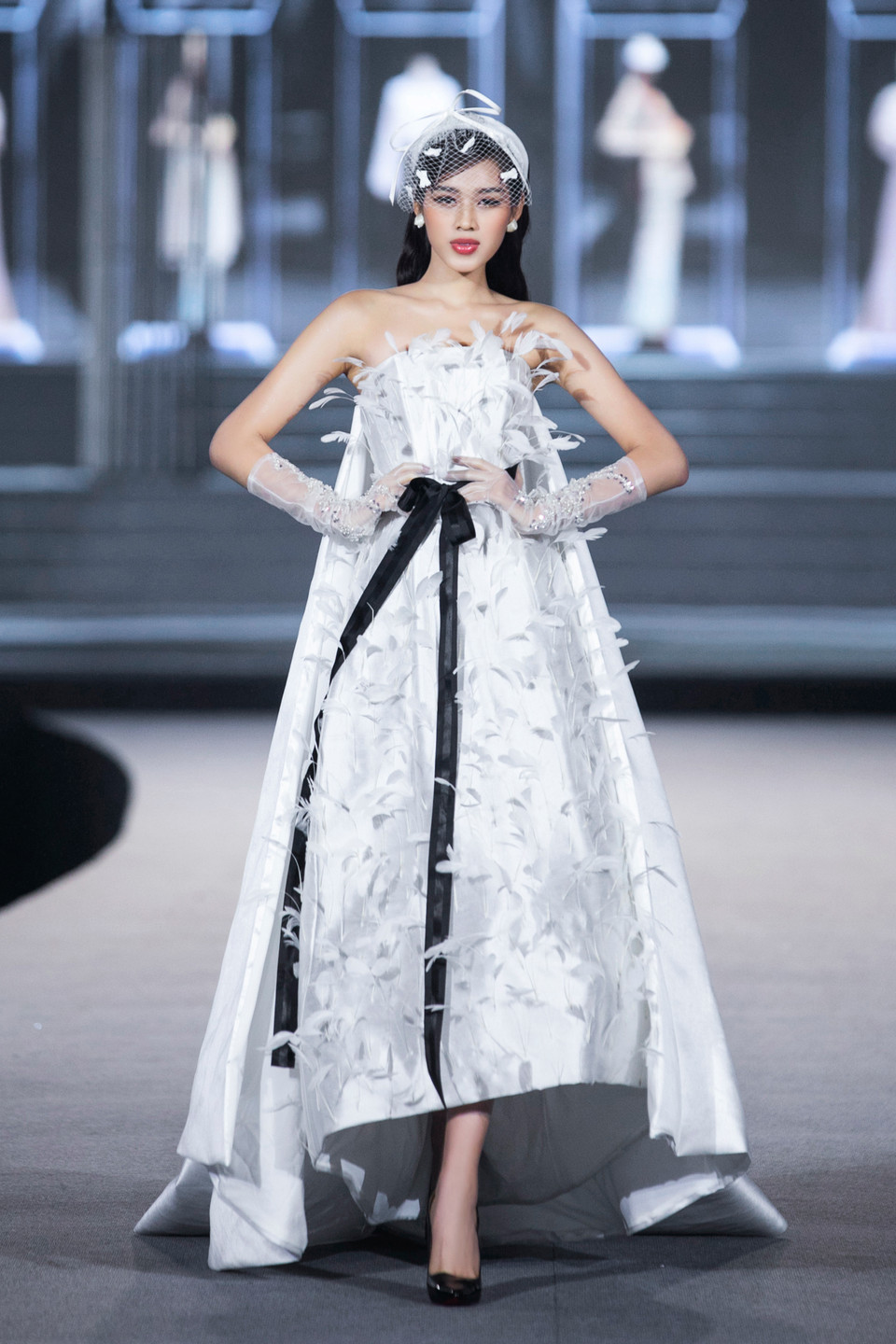 Phần xuất hiện mang màu sắc cổ tích của Hoa hậu Đỗ Thị Hà cũng khiến người hâm mộ thích thú qua những bước catwalk đầy thần thái, đậm chất quý cô châu Âu. (Ảnh: CTV/Vietnam+)