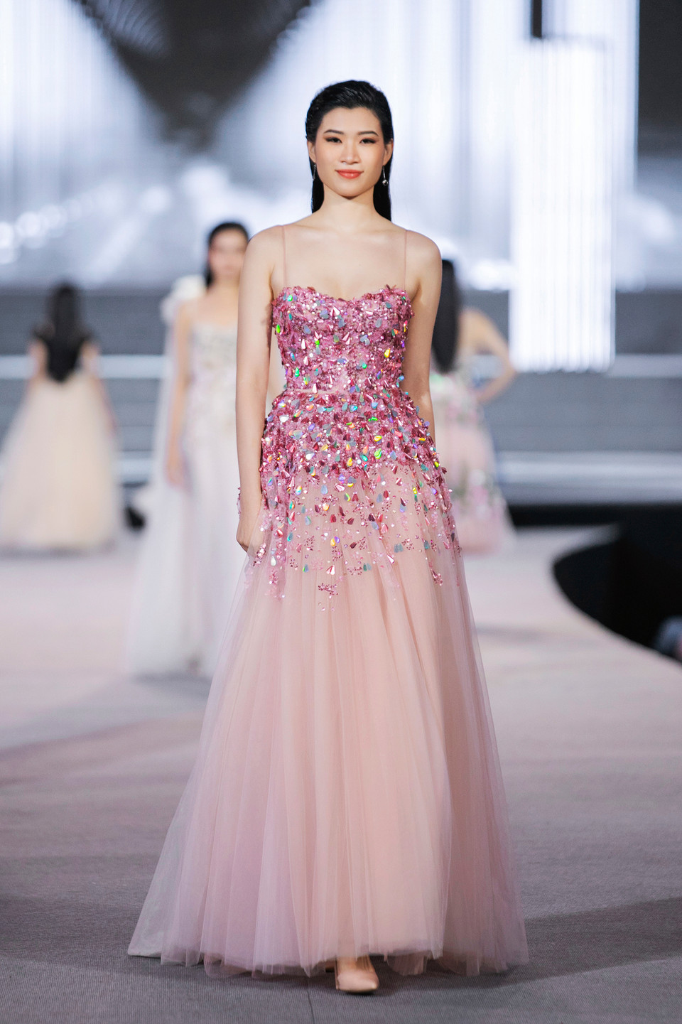 Mẫu thiết kế trong bộ sưu tập 'Vẻ đẹp bất tận’ của nhà thiết kế Tùng Vũ. (Ảnh: CTV/Vietnam+)