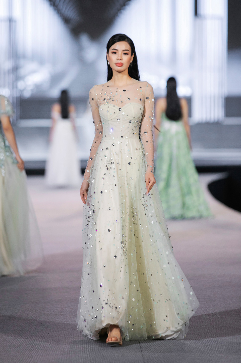 Mẫu thiết kế trong bộ sưu tập 'Vẻ đẹp bất tận’ của nhà thiết kế Tùng Vũ. (Ảnh: CTV/Vietnam+)