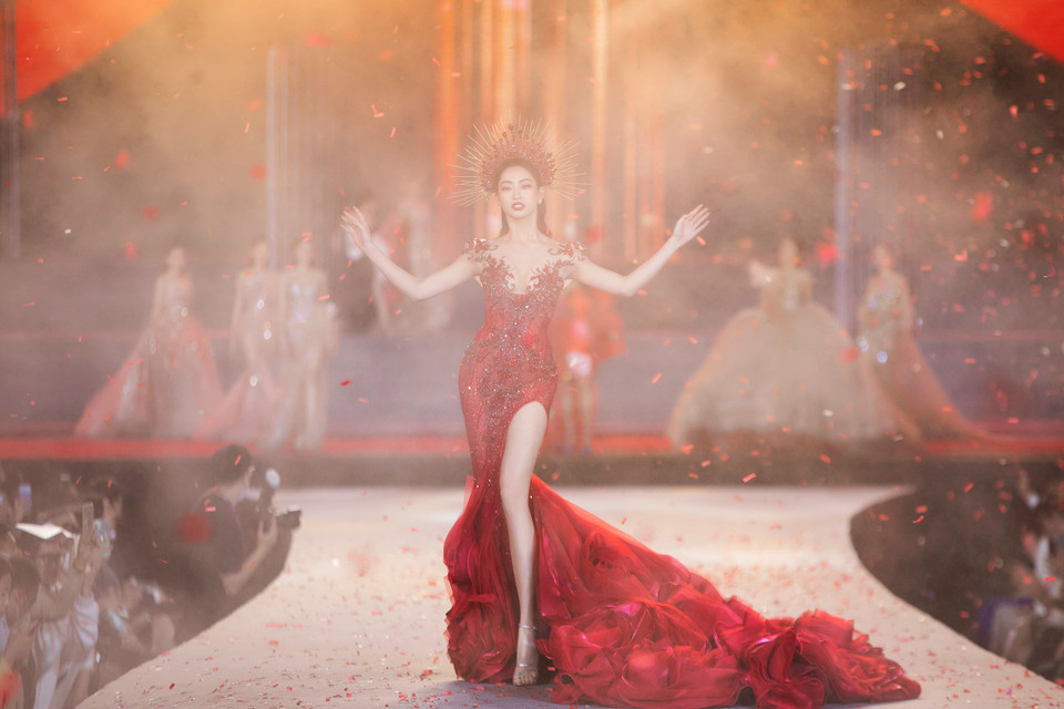 Như một ‘nữ hoàng đỏ,’ Hoa hậu Lương Thùy Linh bước xuống xe ngựa dưới ‘bầu trời’ pháo giấy. (Ảnh: CTV/Vietnam+)