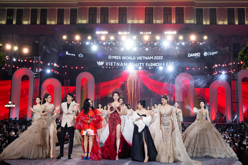 Toàn cảnh bộ sưu tập ‘Colors of The Wind’ của nhà thiết kế Phạm Đăng Anh Thư. (Ảnh: CTV/Vietnam+)