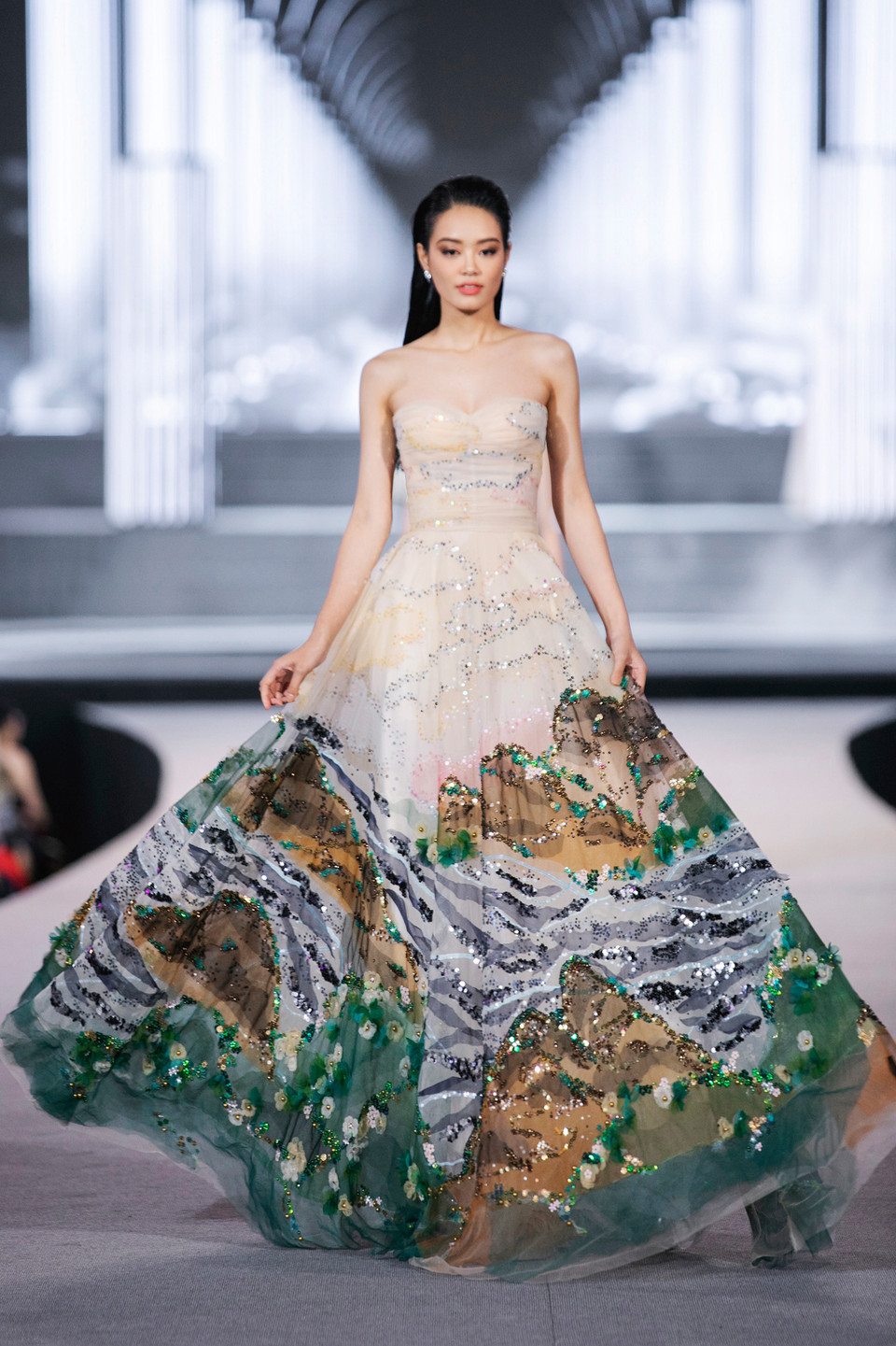 Mẫu thiết kế trong bộ sưu tập 'Vẻ đẹp bất tận’ của nhà thiết kế Tùng Vũ. (Ảnh: CTV/Vietnam+)