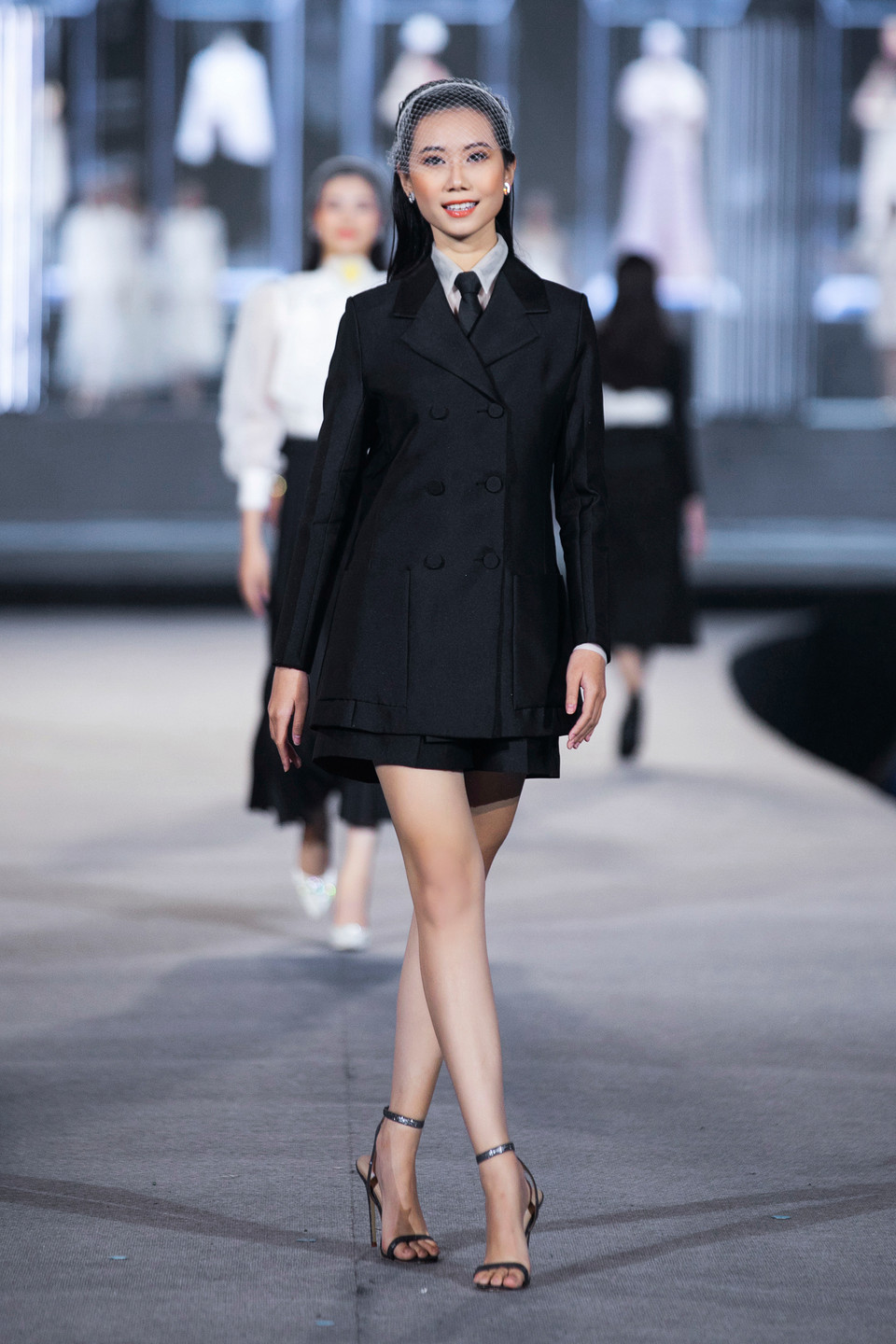 Những thiết kế phù hợp với không gian âm nhạc của ca khúc ‘Tình yêu lạ kỳ’ do Lyly và Anh Tú trình bày. (Ảnh: CTV/Vietnam+)