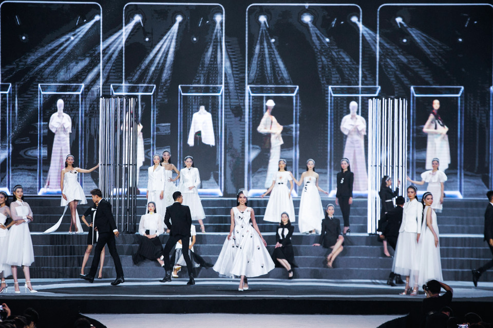 Với bộ sưu tập ‘House of White’ của nhà thiết kế Hà Thanh Việt, khán giả lại được bước đến một không gian hoàn toàn khác. (Ảnh: CTV/Vietnam+)