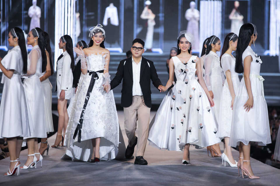 Toàn cảnh bộ sưu tập ‘House of White’ của nhà thiết kế Hà Thanh Việt. (Ảnh: CTV/Vietnam+)