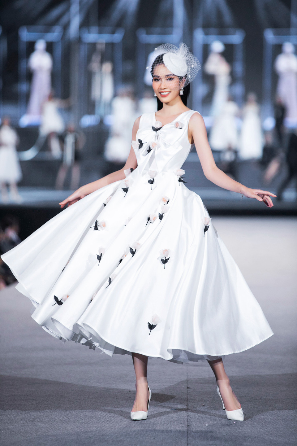 Dẫn dắt khán giả đến với vẻ đẹp ngọt ngào, đáng yêu của cửa hàng búp bê châu Âu là sự xuất hiện của Á hậu Phạm Ngọc Phương Anh. (Ảnh: CTV/Vietnam+)