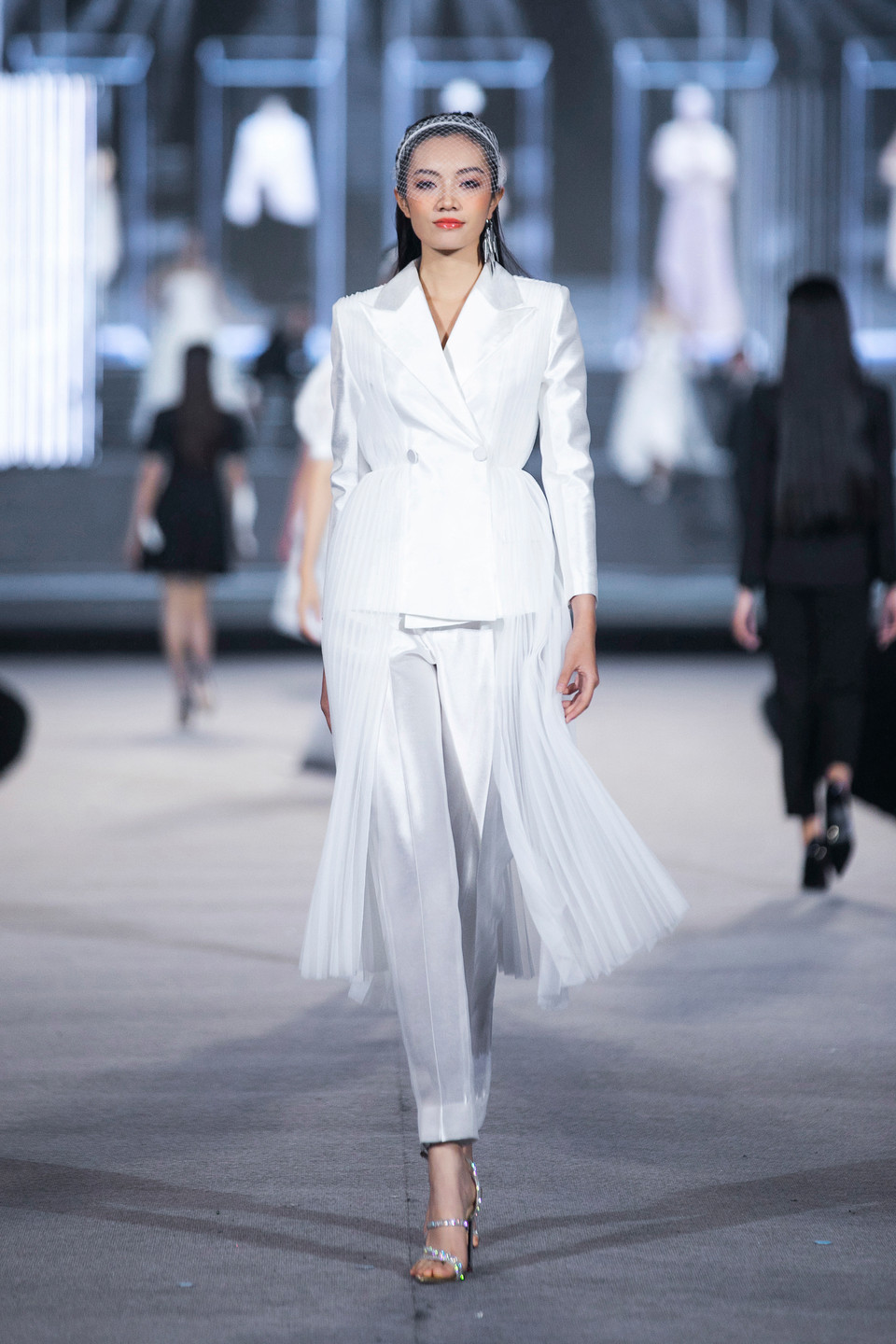 Trình diễn mỗi bộ sưu tập còn có sự tham gia của top 64 thí sinh Miss World Vietnam 2022. (Ảnh: CTV/Vietnam+)