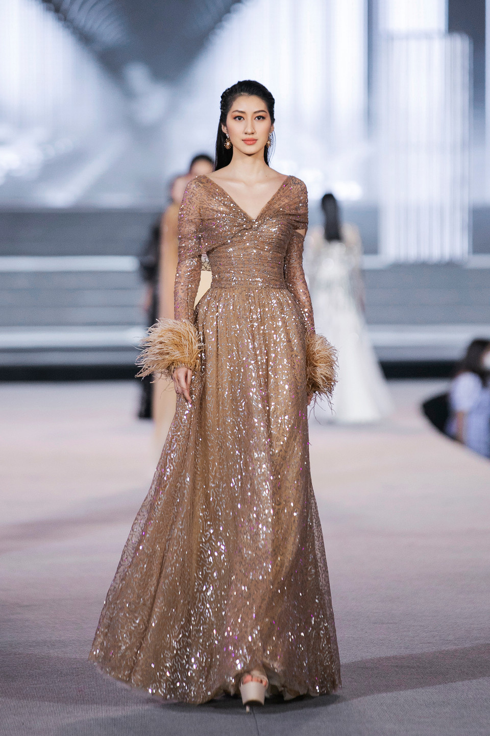 Mẫu thiết kế trong bộ sưu tập 'Vẻ đẹp bất tận’ của nhà thiết kế Tùng Vũ. (Ảnh: CTV/Vietnam+)