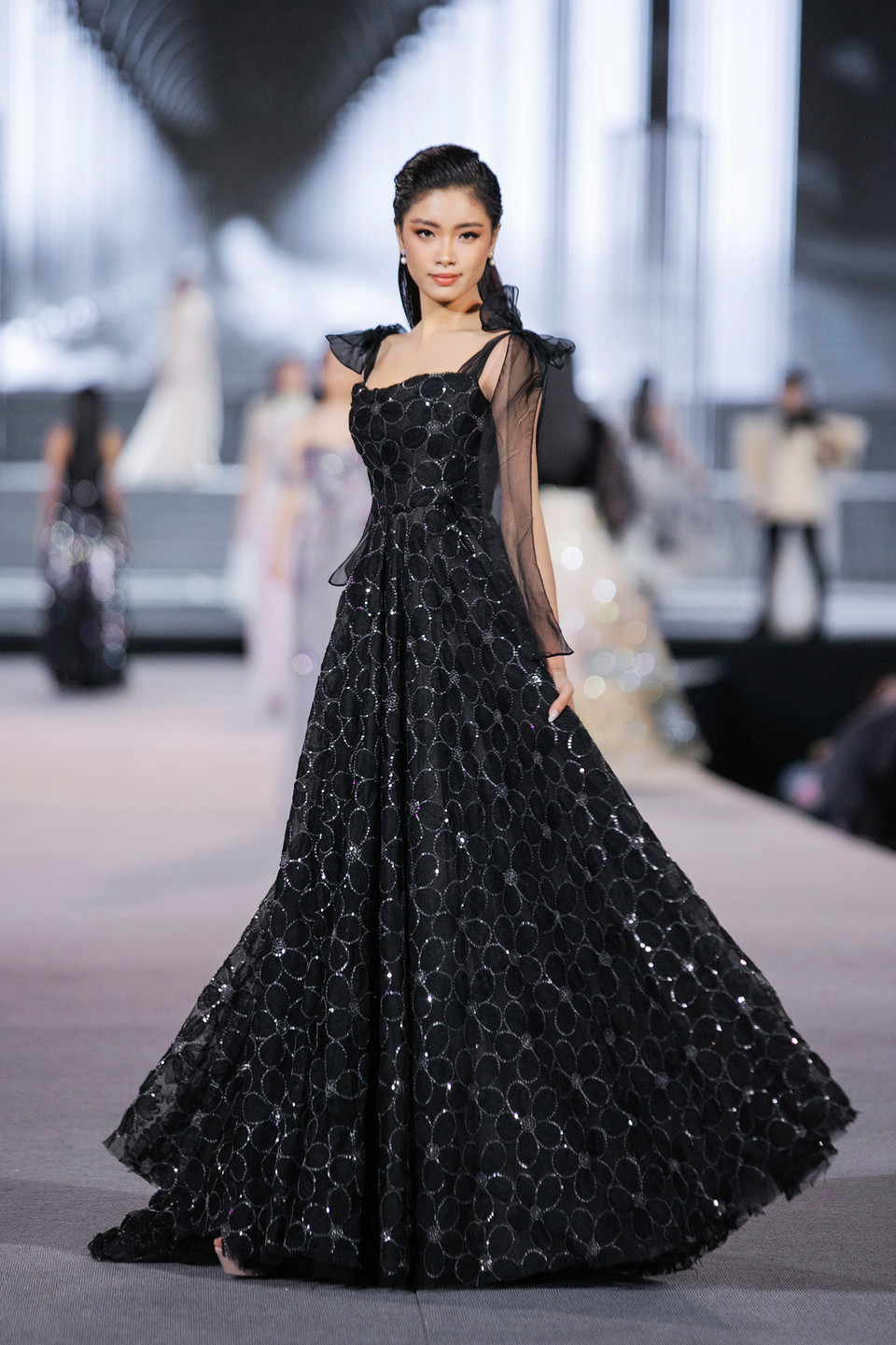 Nét điển hình của các thiết kế trong 'Vẻ đẹp bất tận’ của nhà thiết kế Tùng Vũ là những mẫu đầm voan có họa tiết ren, đính hoa, đính cườm thủ công trên vải satin... độc đáo. (Ảnh: CTV/Vietnam+)