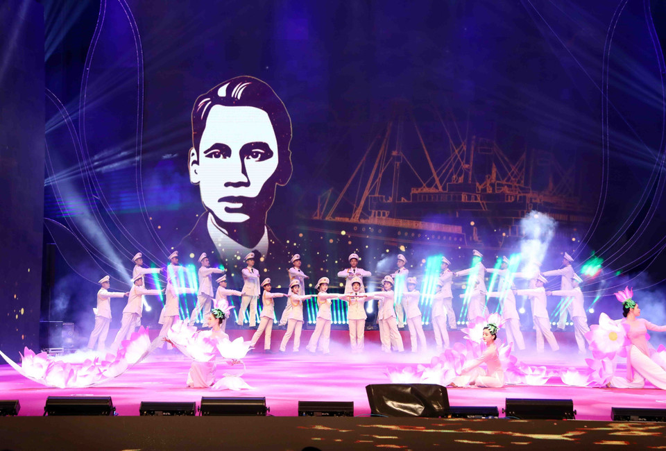 Chương trình biểu diễn nghệ thuật chào mừng buổi lễ. (Ảnh: Phạm Kiên/TTXVN)