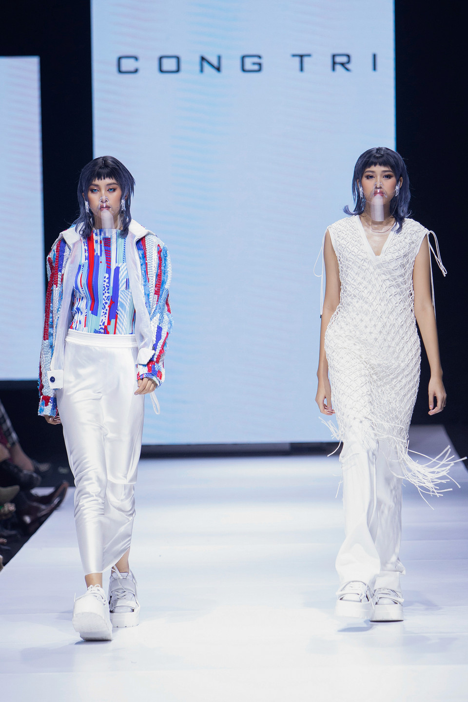  Gây bất ngờ trong show diễn mở màn chính là sự xuất hiện của tân Hoa hậu Việt Nam Đỗ Thị Hà (bên phải). Màn catwalk đầu tiên của nàng hậu sau đăng quang khiến người xem không khỏi phấn khích. (Ảnh: BTC)